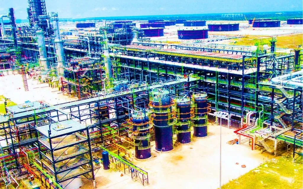 Nigeria : la raffinerie Dangote tourne à plein régime, les prix du carburant ne baissent pas